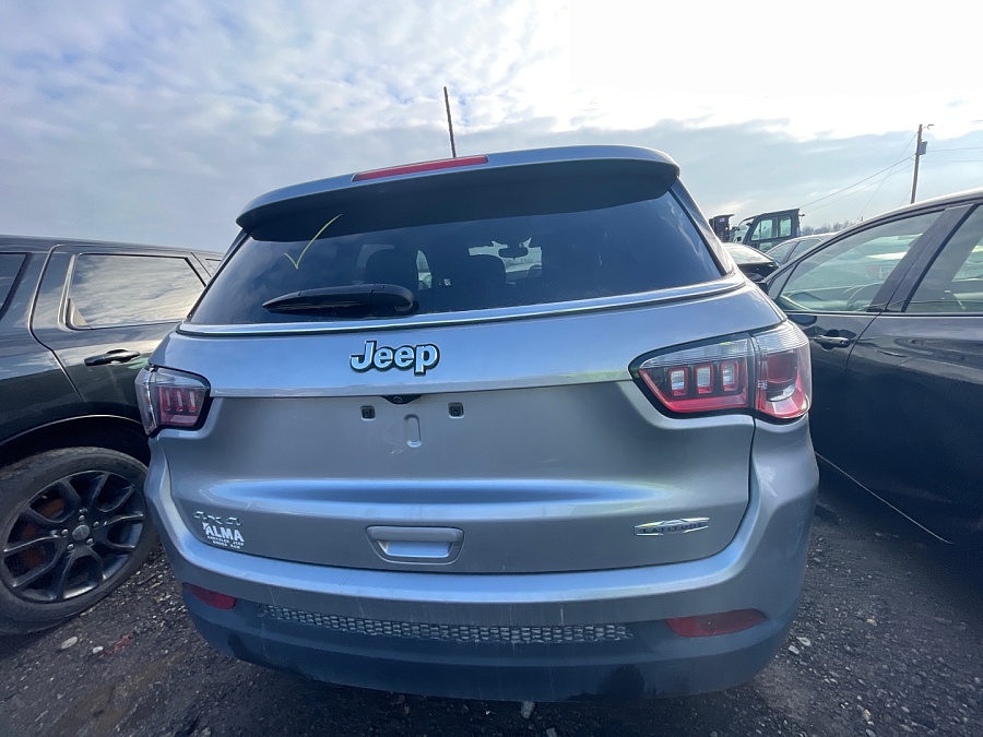2018 Jeep Compass Latitude vin: 3C4NJDBB0JT399439