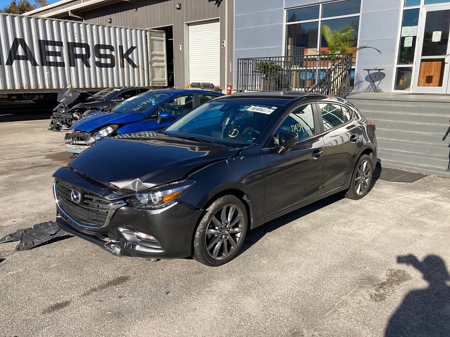Mazda 3 Touring 2018 2.5L 4 vin: 3MZBN1L36JM266785